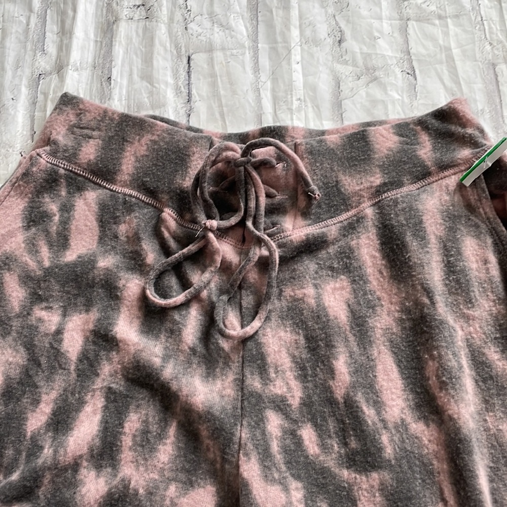 BLANK NYC Animal Leopard Print Fleece Loungewear Pants - Picture 7 of 12